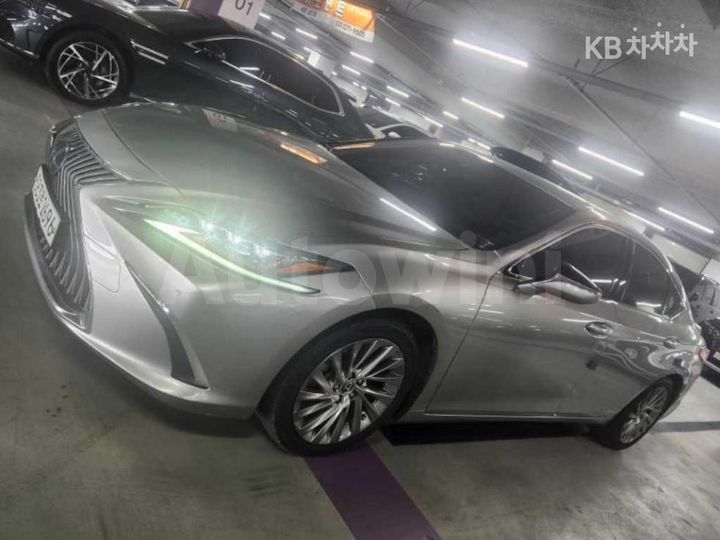 Lexus ES 2019 — 2