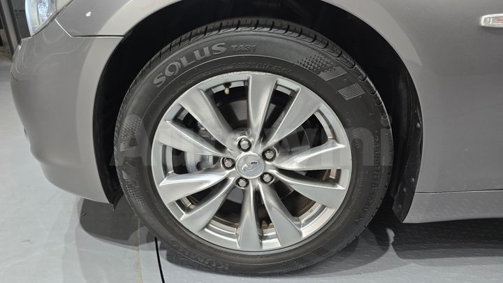 Infiniti M