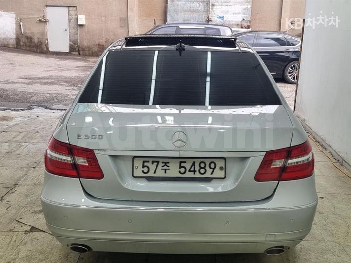 Mercedes Benz E Class 2011 — 4