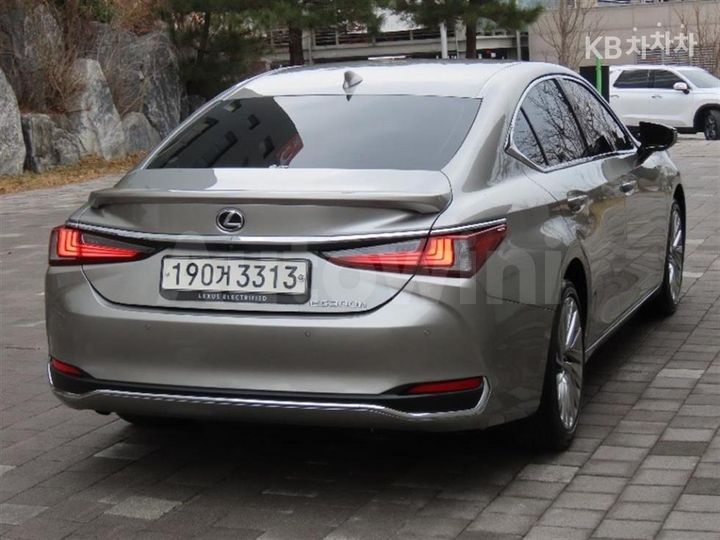Lexus ES 2023 — 3