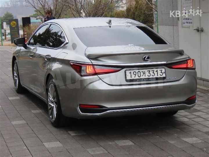 Lexus ES 2023 — 4