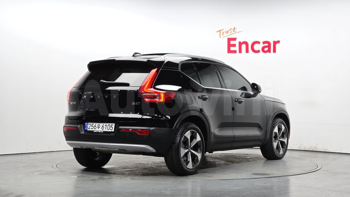 Volvo XC40 2023 — 2