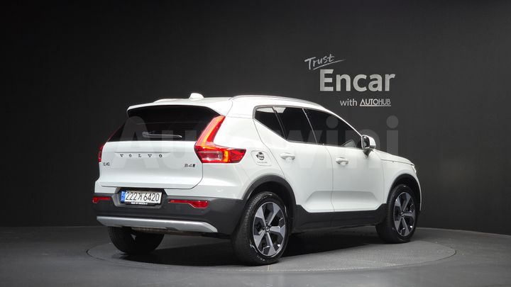 Volvo XC40 2023 — 2