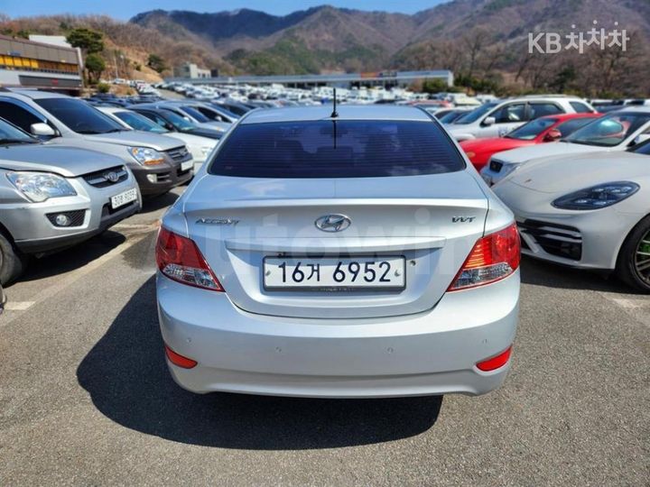 Hyundai Accent 2011 — 3