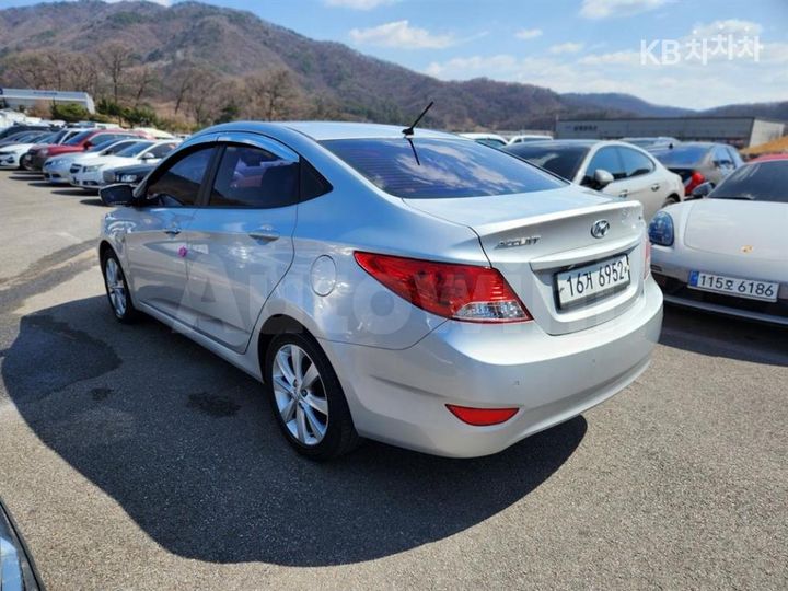 Hyundai Accent 2011 — 4