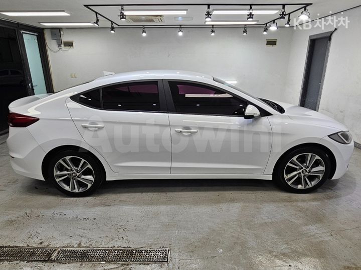 Hyundai Avante 2018 — 4