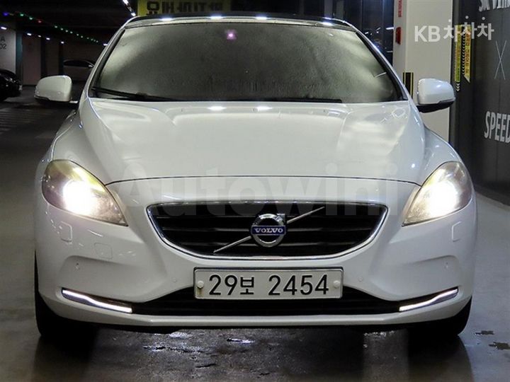 Volvo V40 2016 — 2
