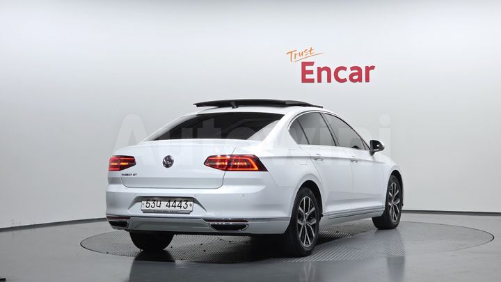 Volkswagen Passat 2018 — 2