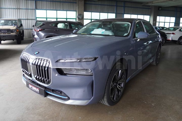 BMW i7