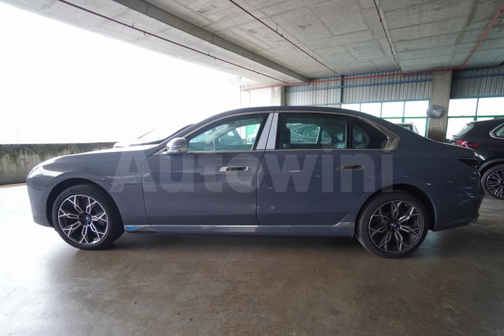 BMW i7