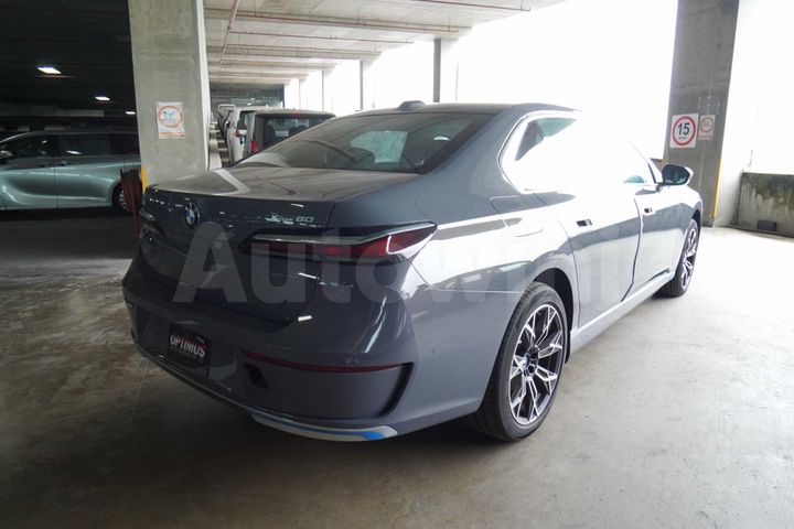 BMW i7