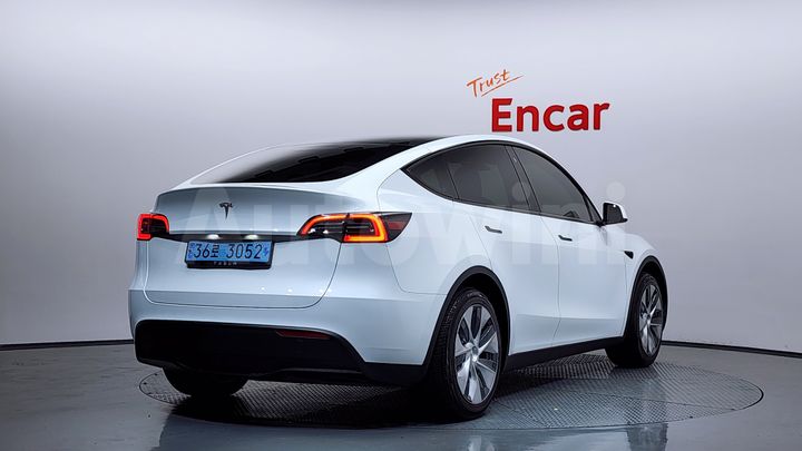 Tesla Model Y 2023 — 2
