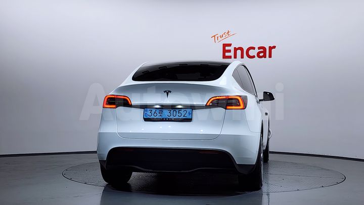 Tesla Model Y 2023 — 4