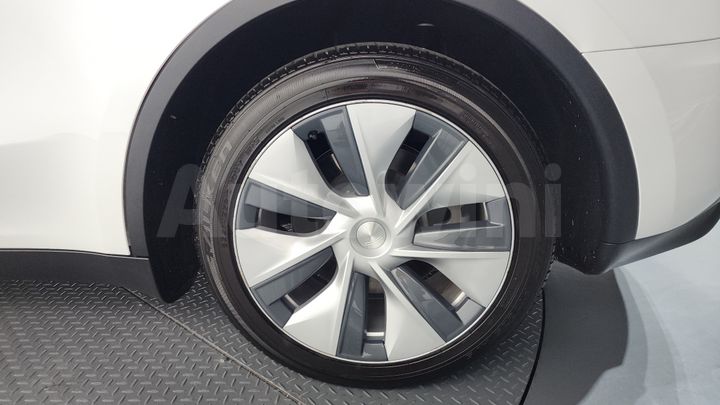 Tesla Model Y 2023 — 5