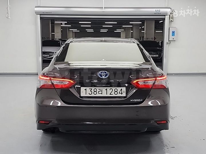 Toyota Camry 2021 — 3