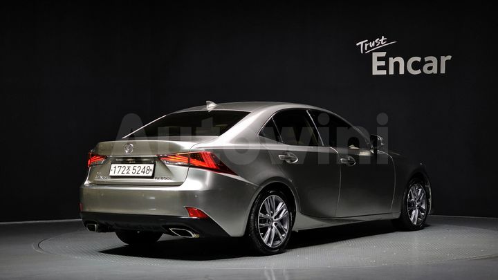 Lexus IS