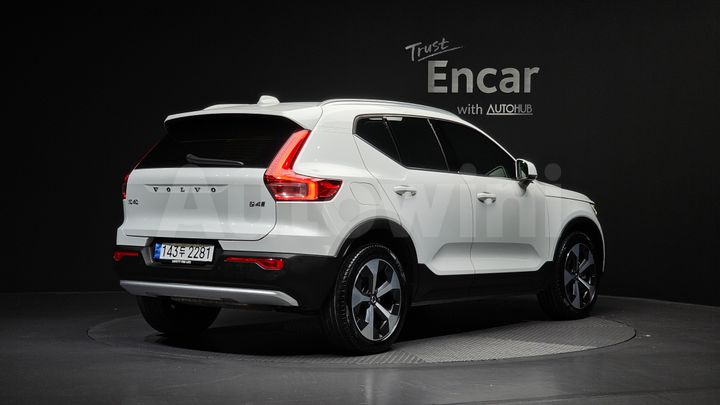 Volvo XC40 2023 — 2