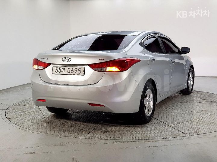Hyundai Avante 2013 — 4
