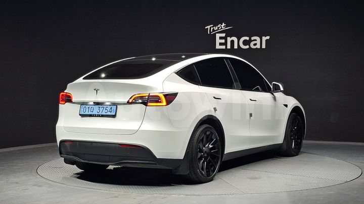 Tesla Model Y 2024 — 2