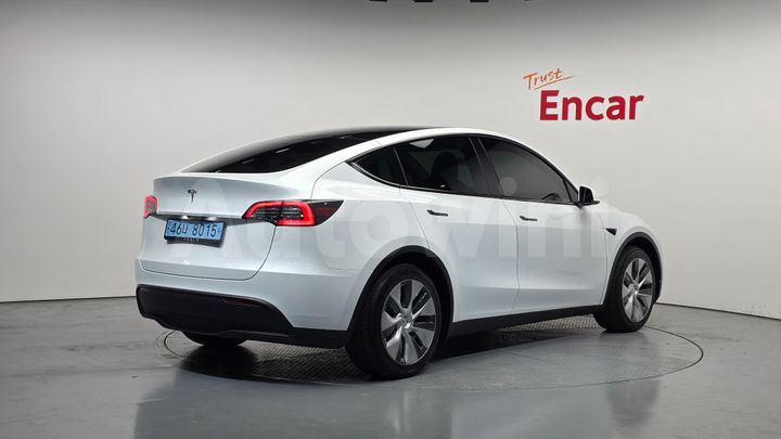 Tesla Model Y 2024 — 2