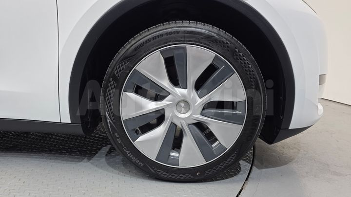 Tesla Model Y 2024 — 5