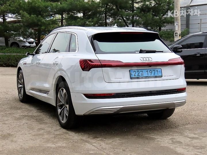 Audi e-tron 2022 — 4