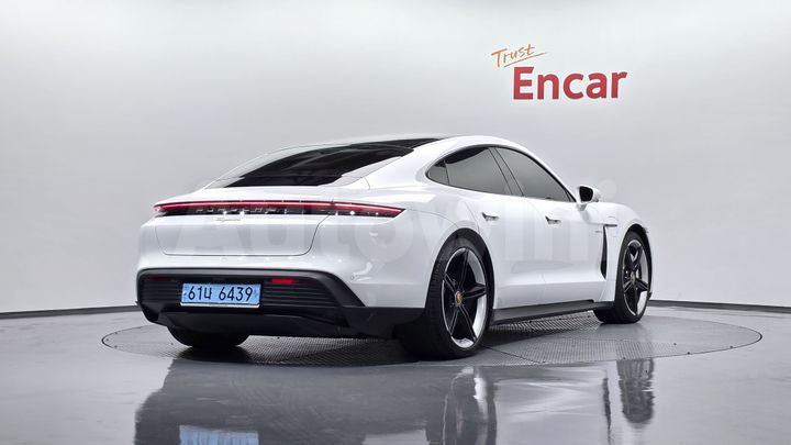 Porsche Taycan 2023 — 2