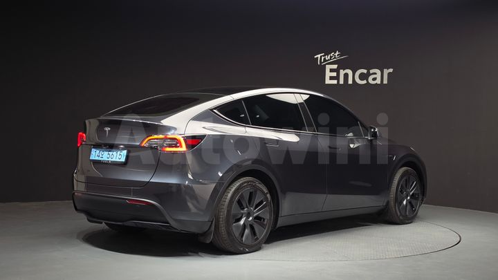 Tesla Model Y 2025 — 2