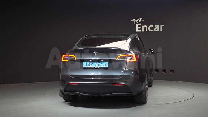 Tesla Model Y 2025 — 4