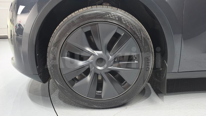 Tesla Model Y 2025 — 5
