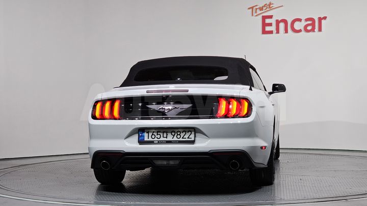 Ford Mustang 2022 — 4