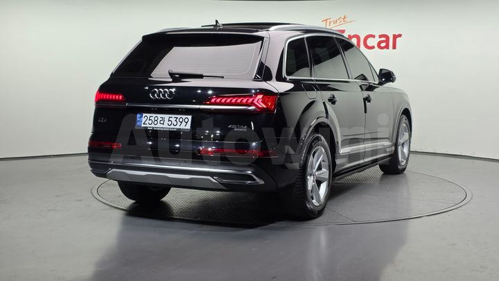 Audi Q7 2021 — 2