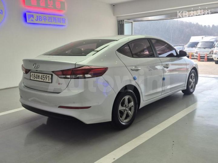 Hyundai Avante 2017 — 3