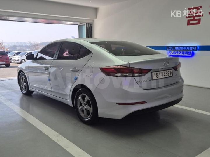Hyundai Avante 2017 — 4