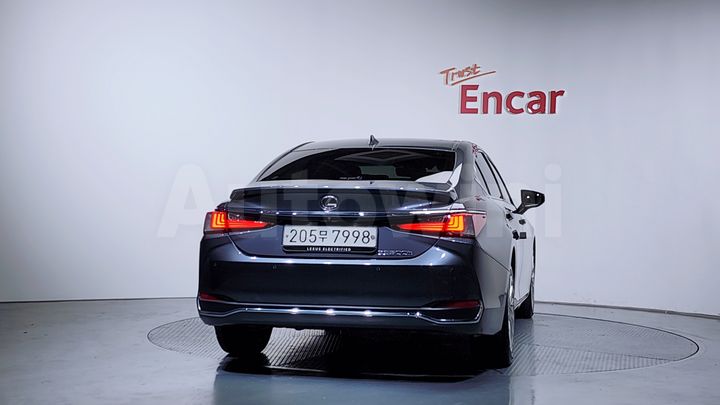 Lexus ES 2023 — 3
