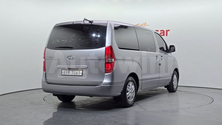 Hyundai Starex 2018 — 2