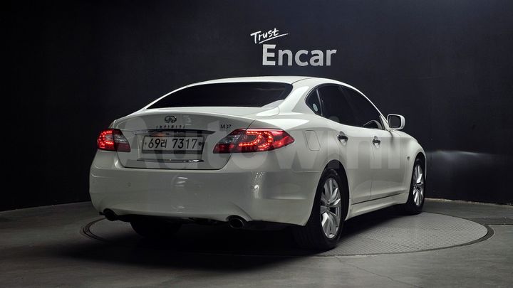Infiniti M 2011 — 2