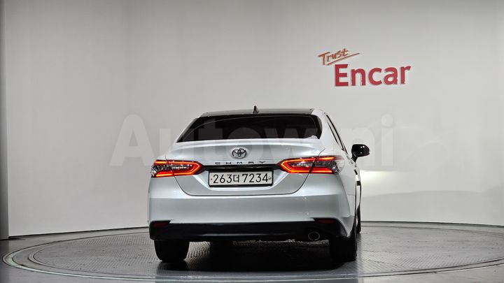 Toyota Camry 2021 — 4