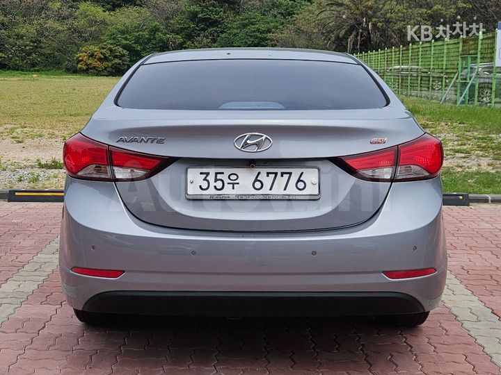Hyundai Avante 2015 — 3