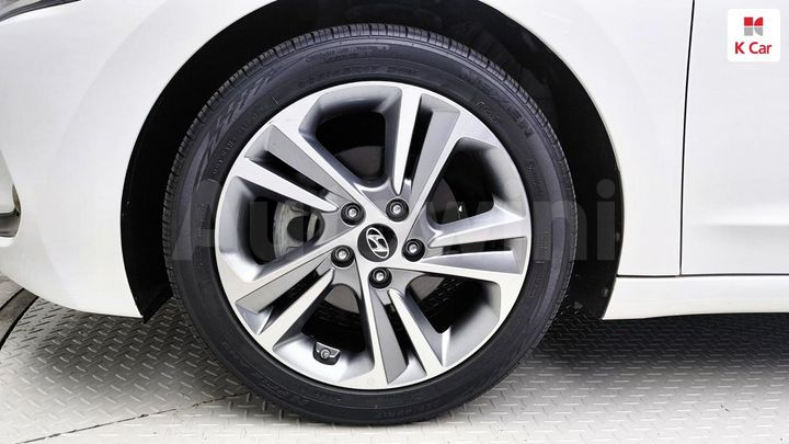 Hyundai Avante 2018 — 5