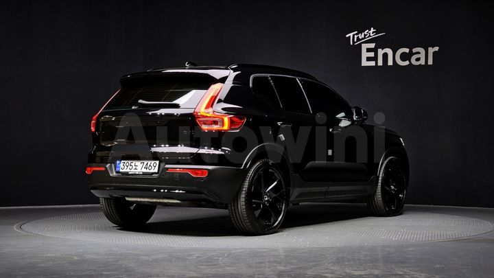 Volvo XC40 2025 — 2