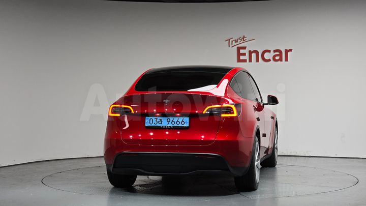 Tesla Model Y 2023 — 3