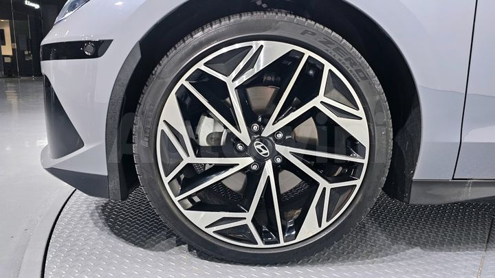 Hyundai Ioniq 2023 — 5