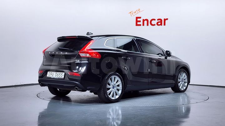 Volvo V40 2016 — 2