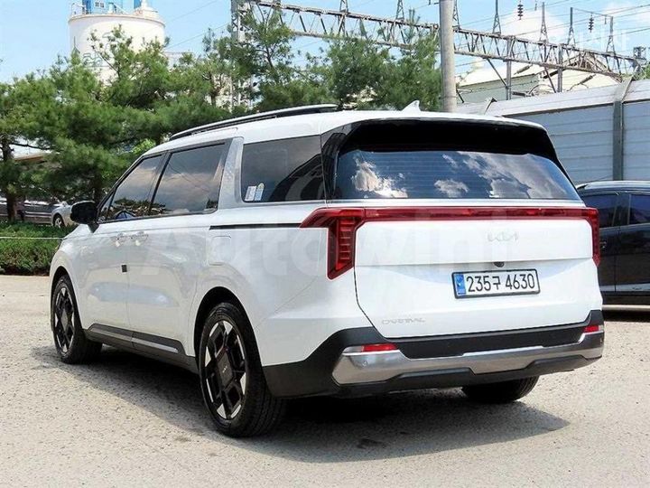 Kia Carnival 2024 KNANC81BBRS446597 — 3