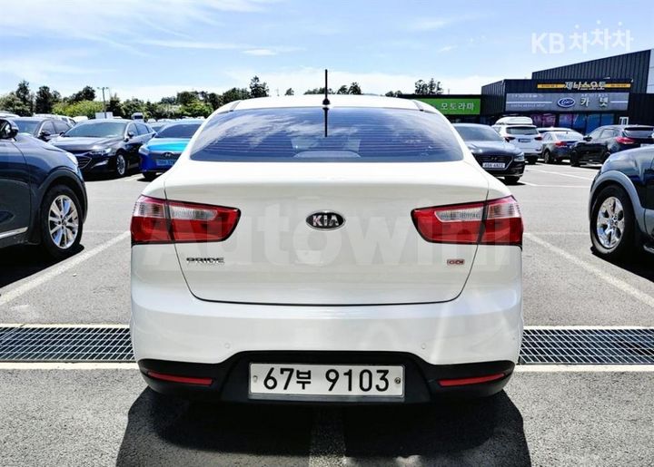 Kia Pride 2013 — 3