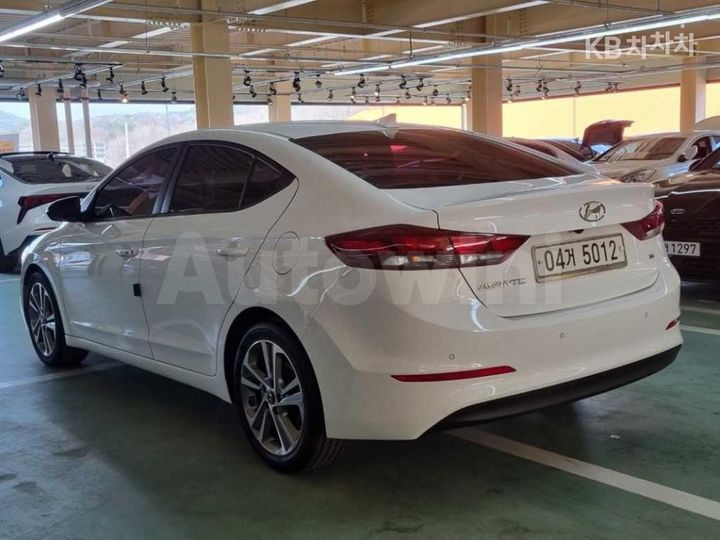 Hyundai Avante 2018 — 4