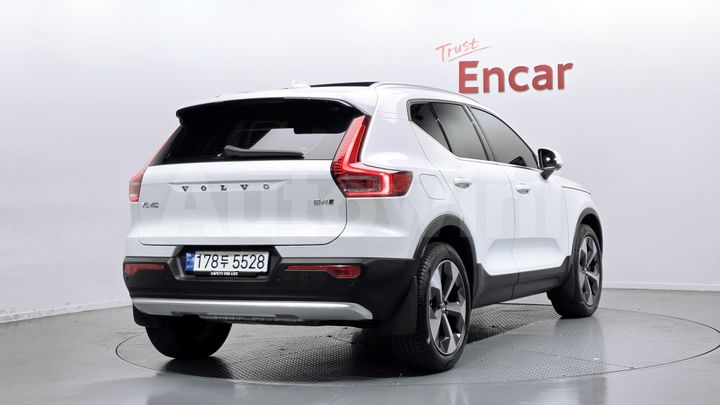 Volvo XC40 2023 — 2