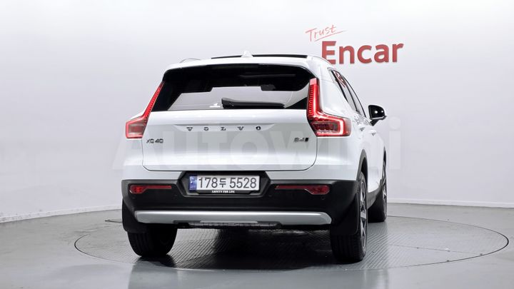 Volvo XC40 2023 — 4