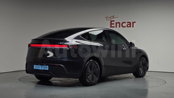 Tesla Model Y 2025 — 2